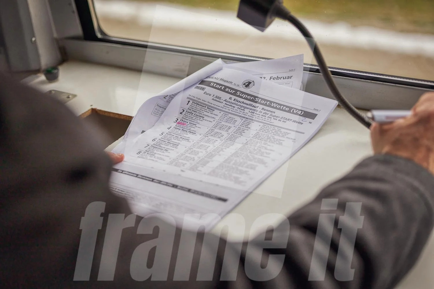 Trabrennszene aus dem Bus der Rennleitung.