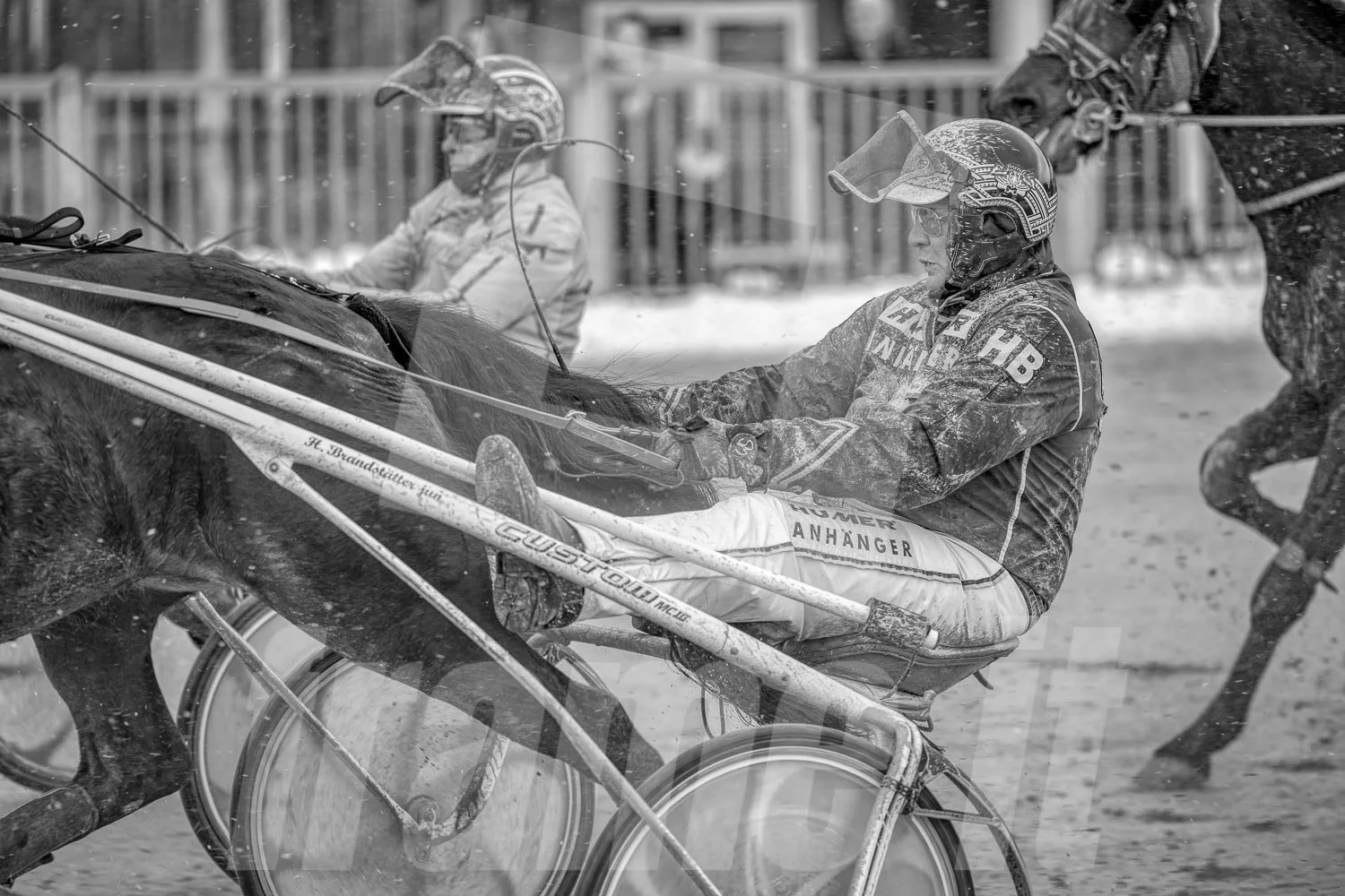 Trabrennpark Krieau, Rennszene in schwarz-weiss.