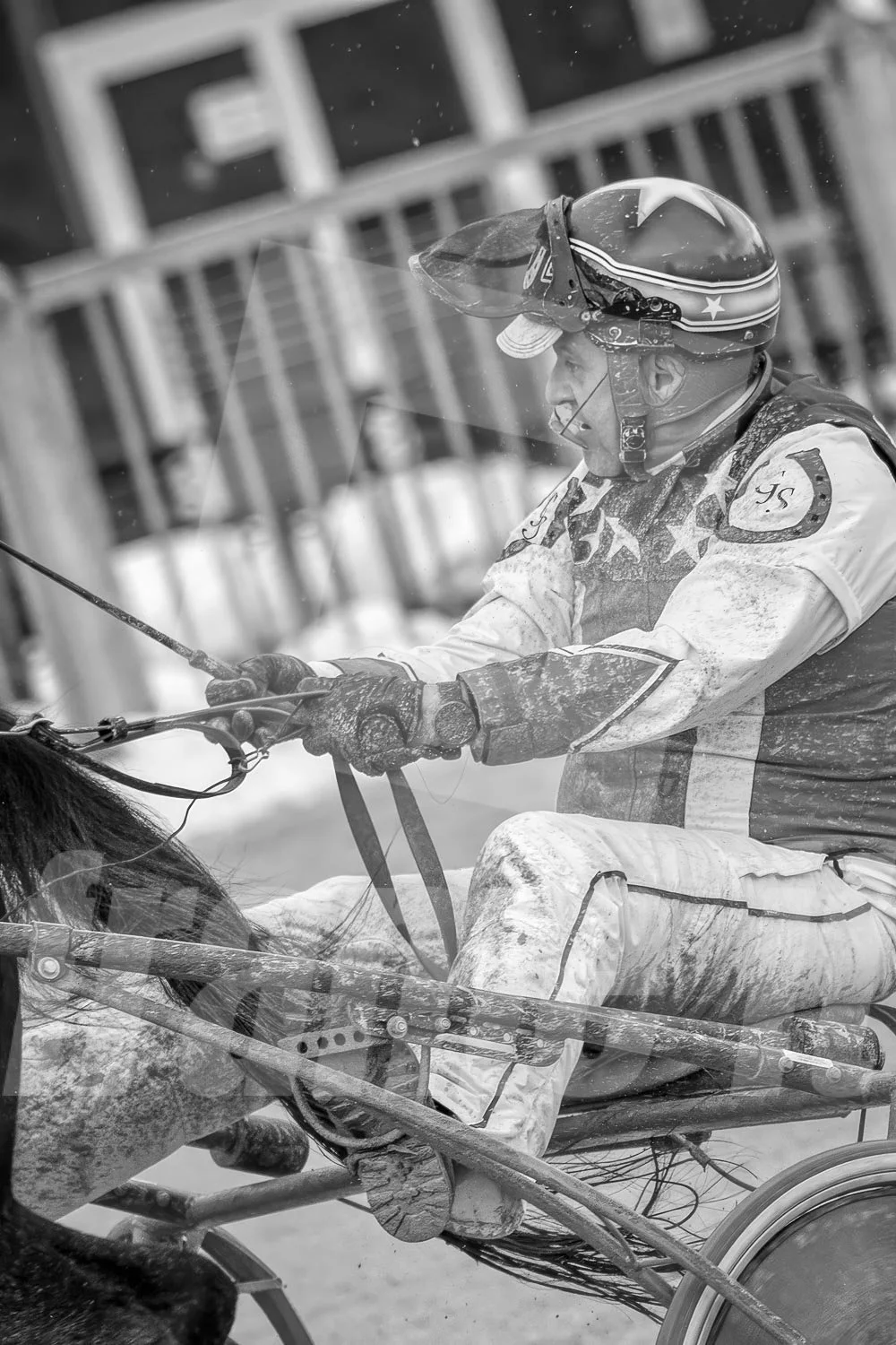 Trabrennfahrer auf der Rennbahn vom Trabrennpark Krieau, schwarz-weiß Fotografie.