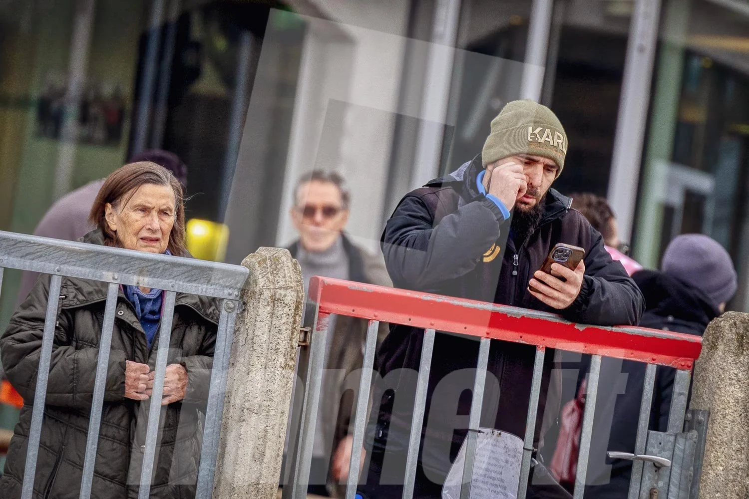 Zuseher auf der Trabrennbahn Wien Krieau.