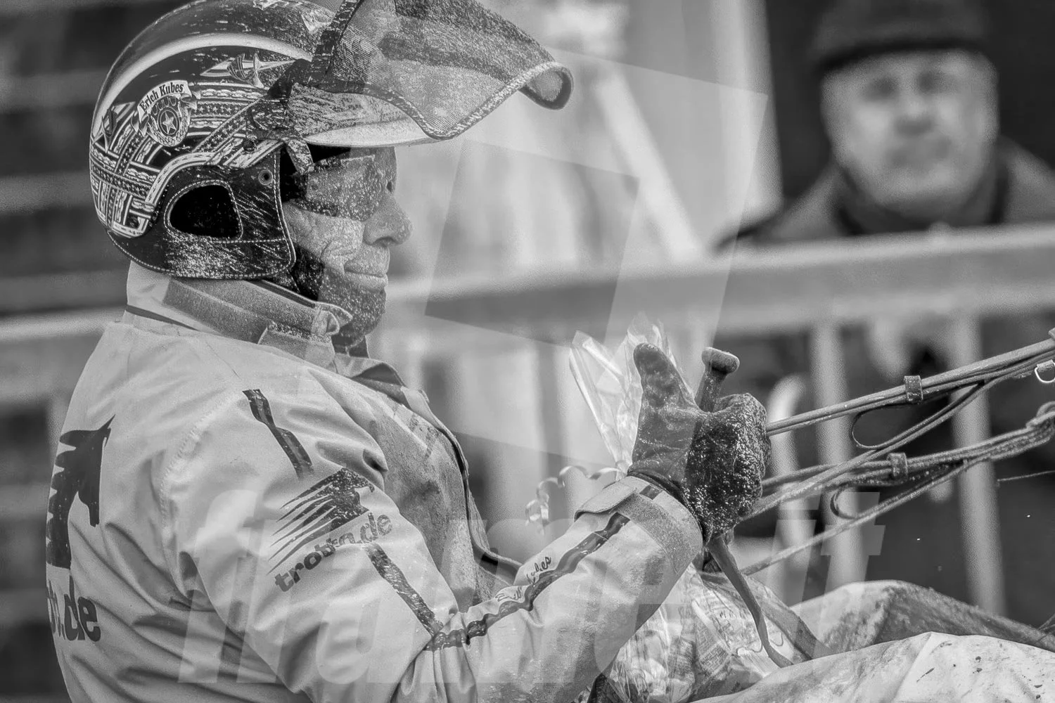 Trabrennfahrer in der Wiener Krieau an einem Renntag, alles in Schwarz-Weiß.