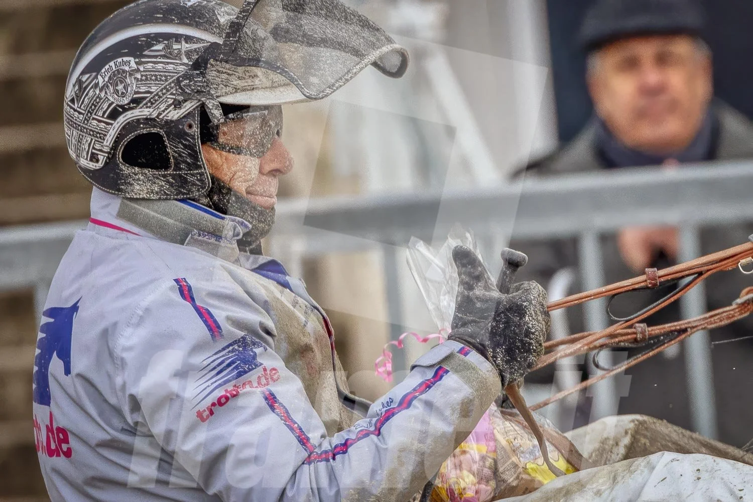 Grossaufnahme eines Trabrennfahrers in der Wiener Krieau.