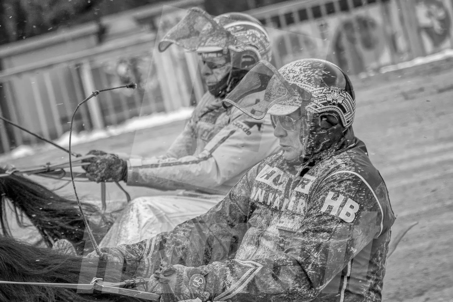 Trabrennen mit zwei Trabrennfahrern.