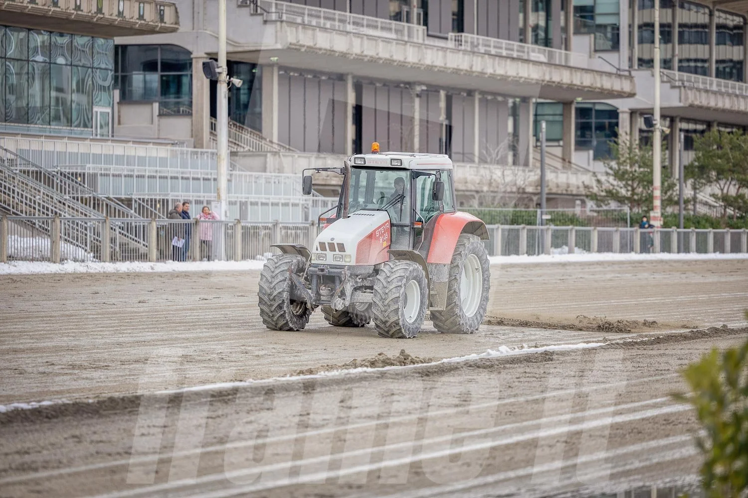Ein Traktor auf einer Trabrennbahn Wien Krieau.