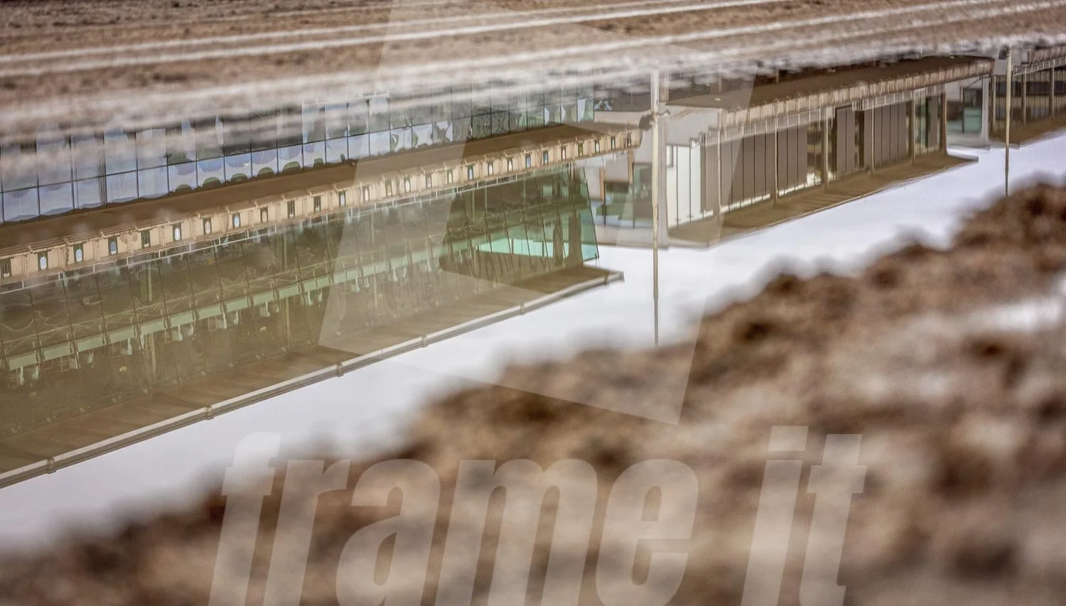 Blick auf die reflektierende Wasseroberfläche, Trabrennbahn Wien.