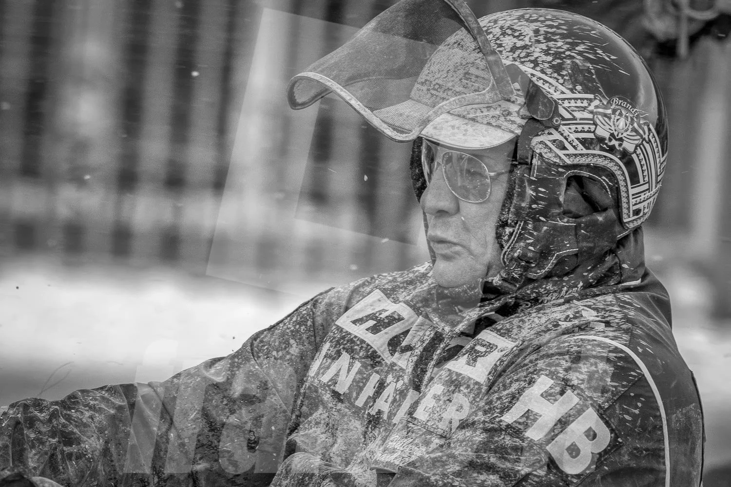 Trabrennfahrer, das Gesicht ist schmutzig.