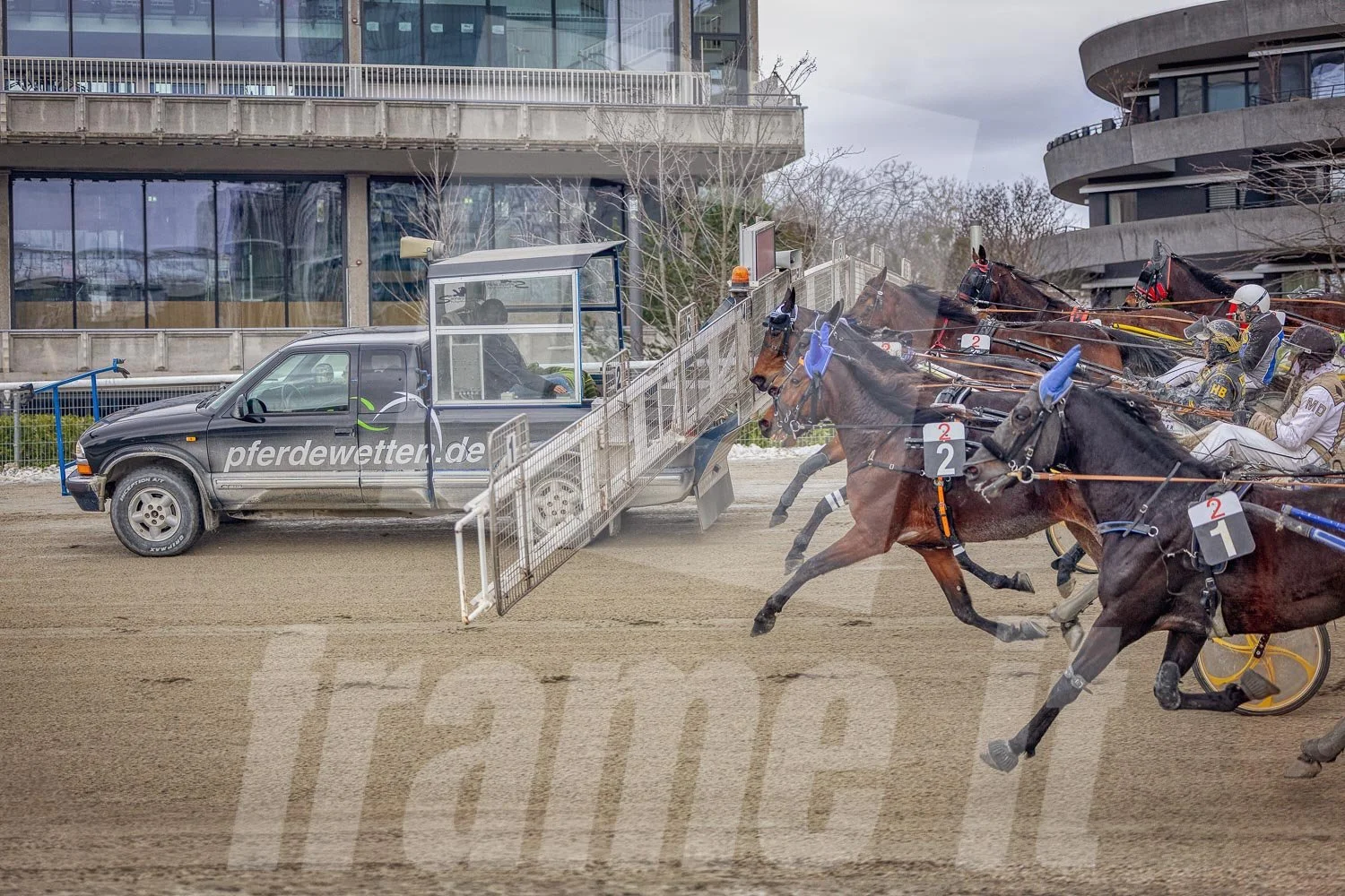 Trabrennen der Trabrennbahn in Wien Krieau mit Startwagen, Startphase.