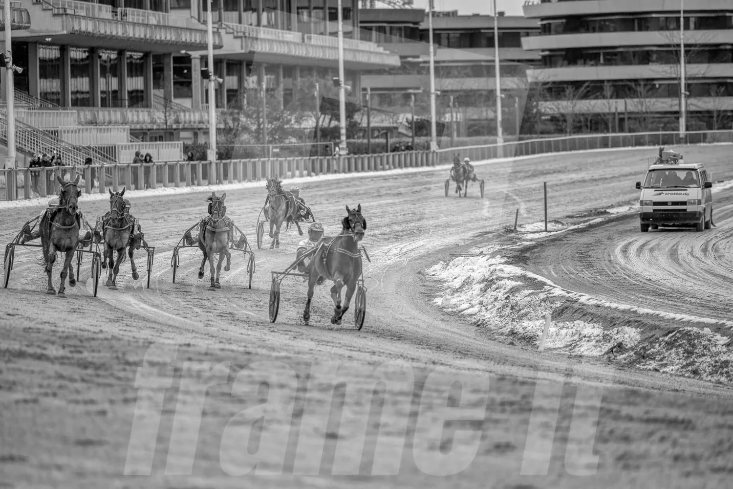 Pferderennen auf einer Rennbahn des Trabrennparks Krieau, Zuschauer im Hintergrund auf der Tribüne.