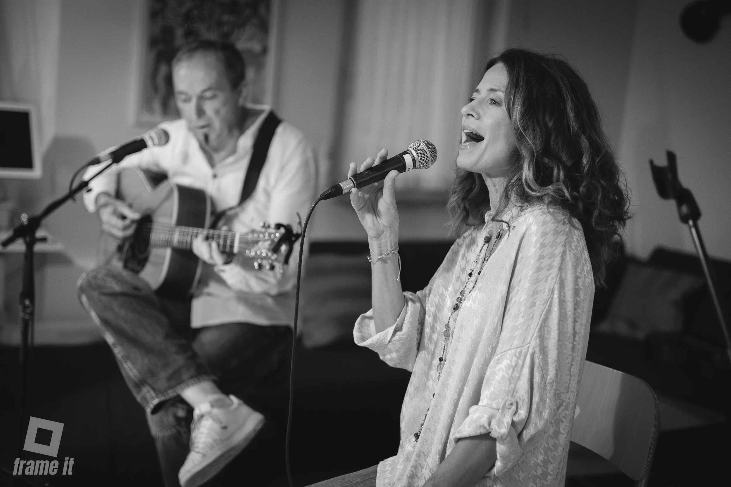 Pia Bartsch mit Bernhard Krinner bei einem Wohnzimmerkonzert von Female Fire - Voice of Women