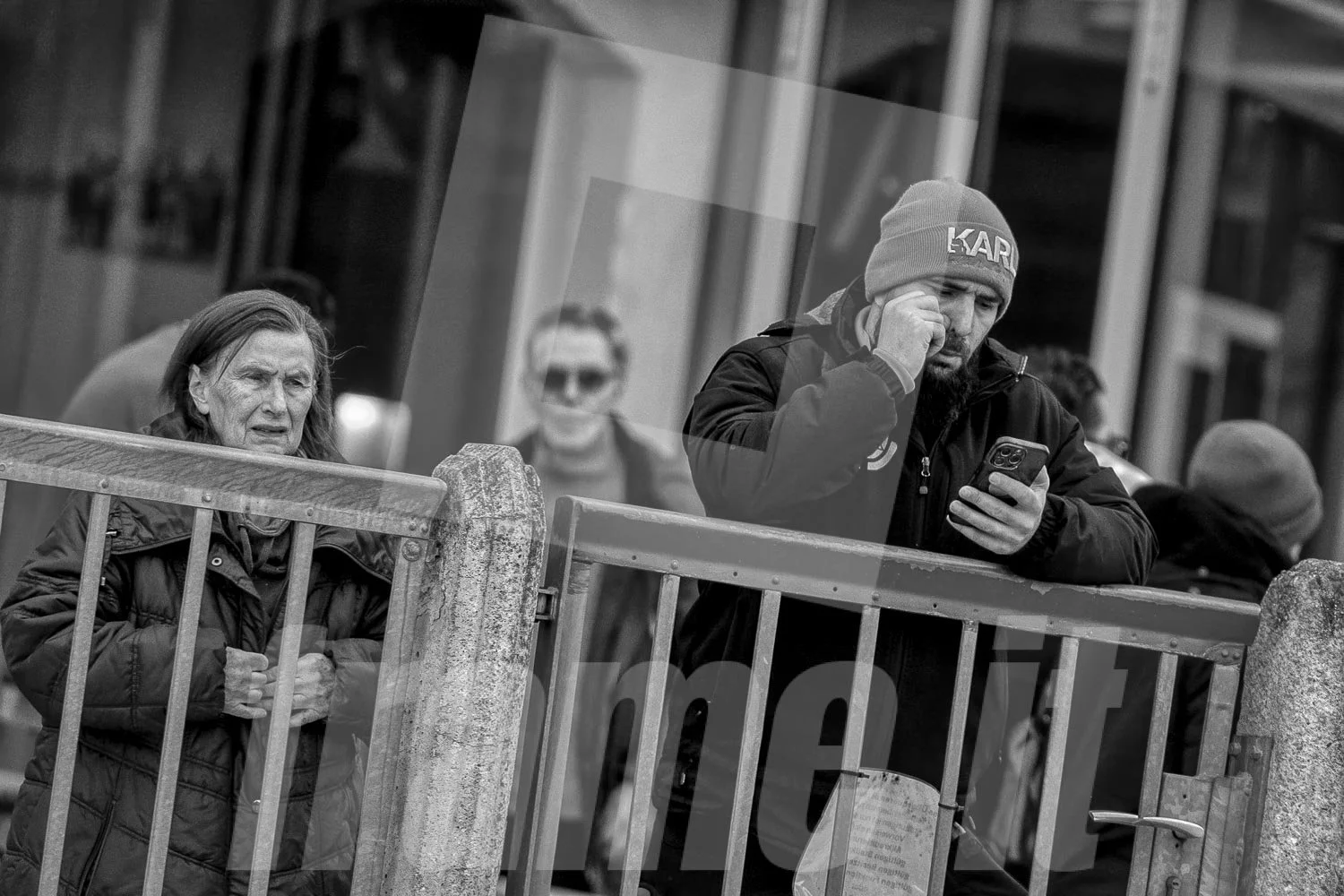 Trabrennpark Wien Krieau, Zuschauer, Bild in schwarz - weiss.