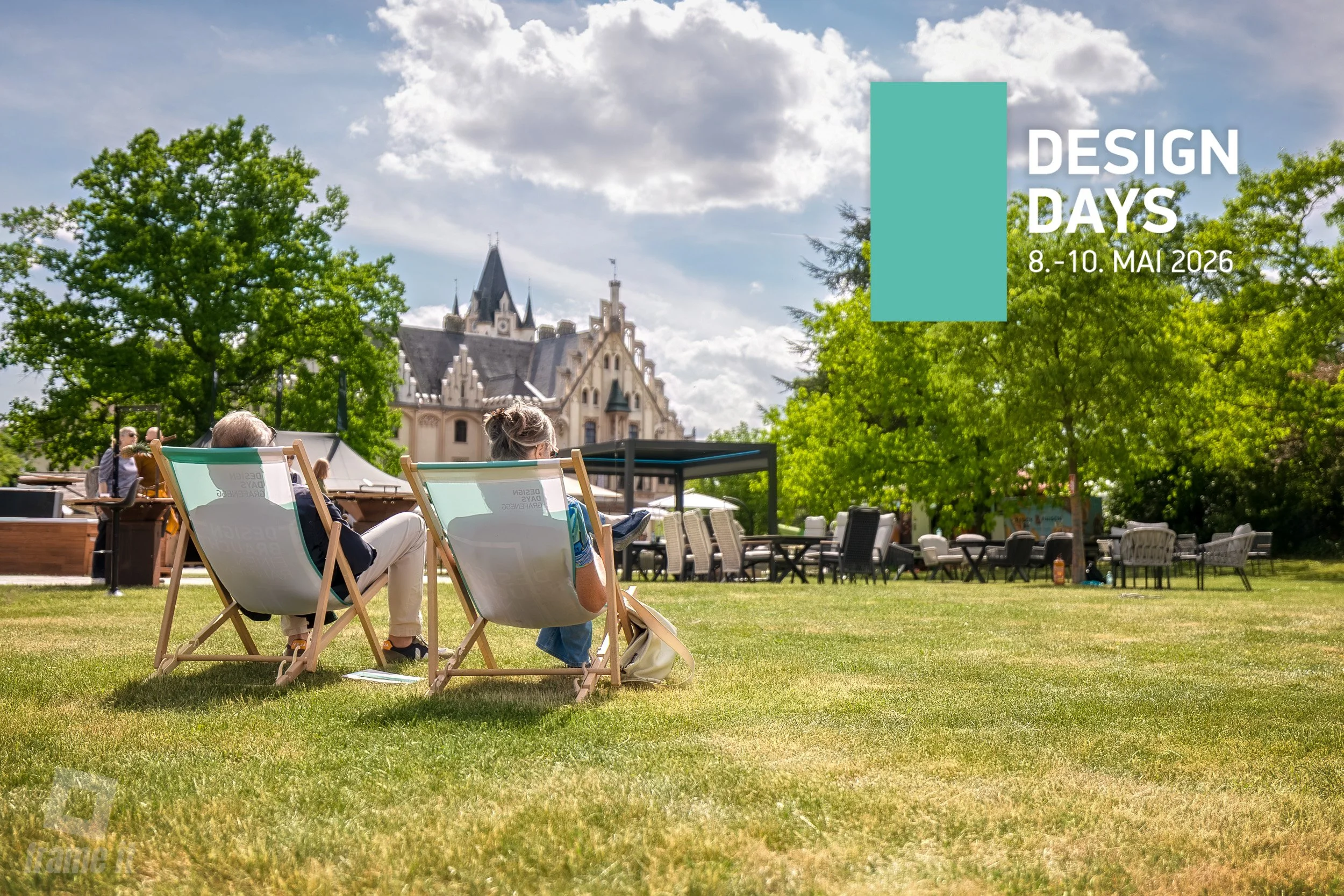 Zwei Besucher in der Sonnenliege im Park vom Schloss Grafenegg bei den Design Days 2026