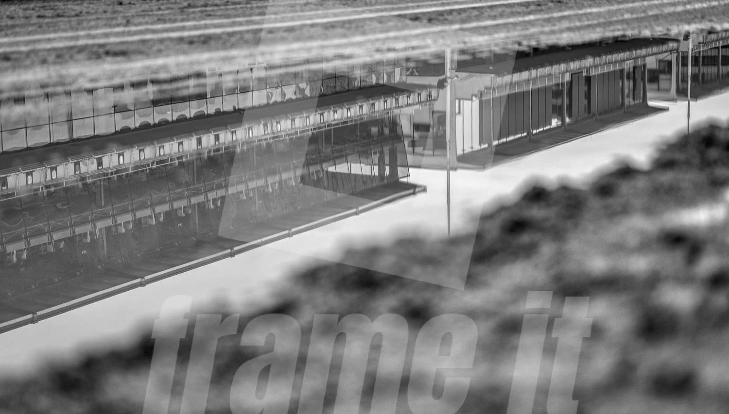 Reflexion der Tribüne der Trabrennbahn Krieau in Wien.