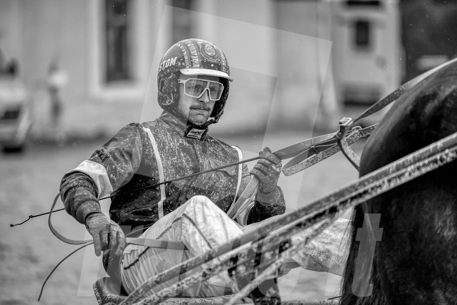 Trabrennfahrer in der WIener Krieau. Das Bild ist schwarz-weiß.