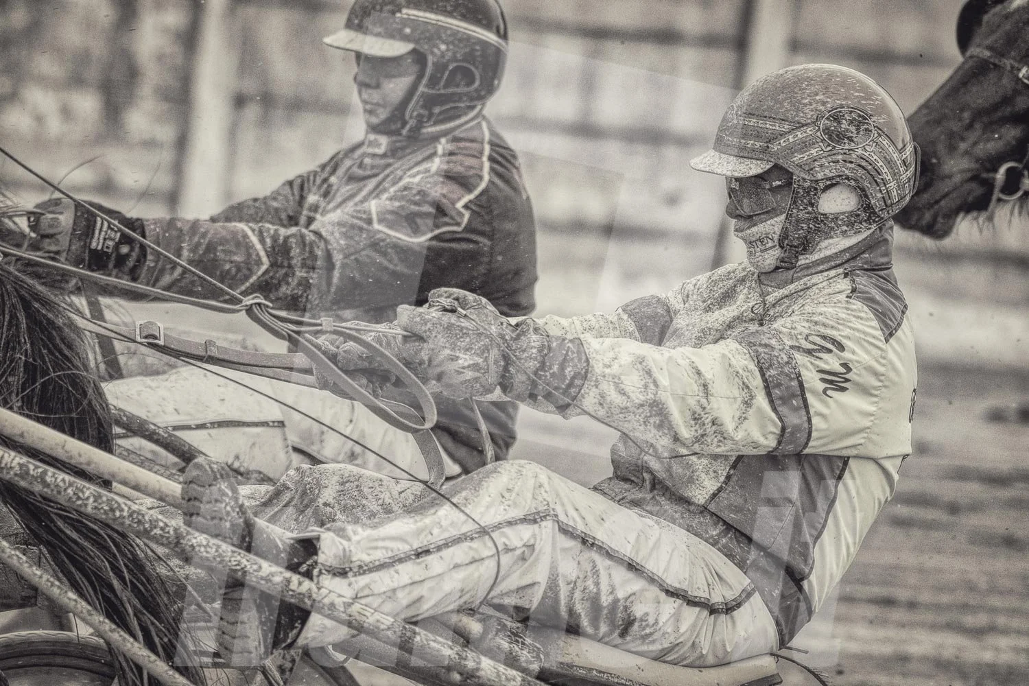 Bild in schwarz weiss von Gerhard Mayr bei einem Trabrennen im Trabrennpark Wien Krieau.