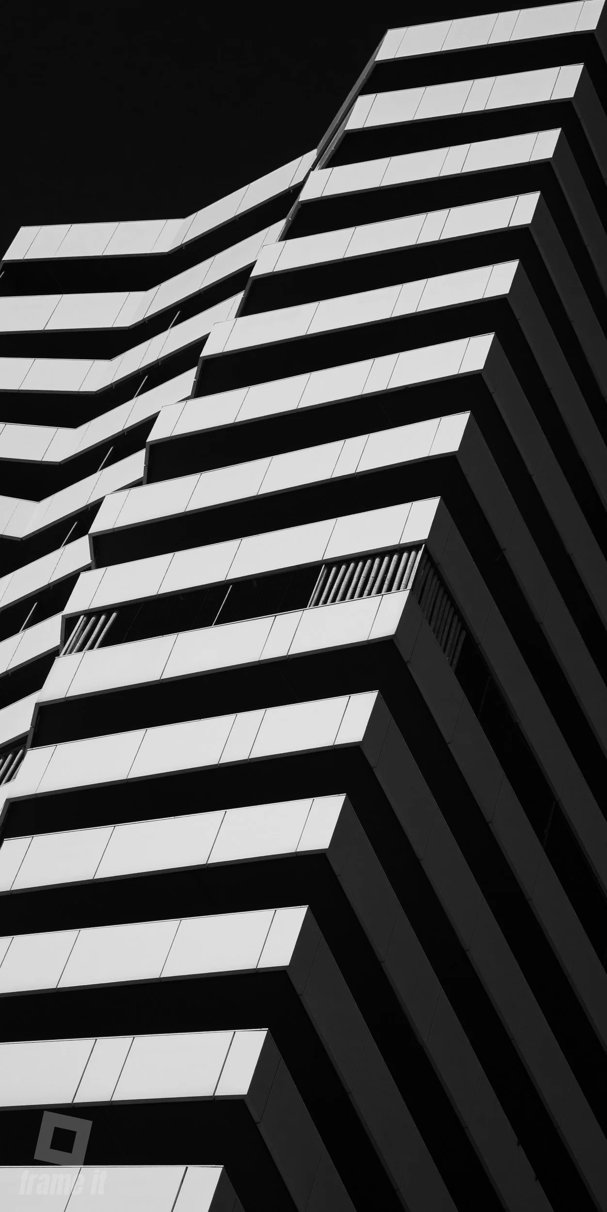 Hochhaus beim WIener CityGate mit gestapelten Balkonen in moderner Architektur, Blick nach oben