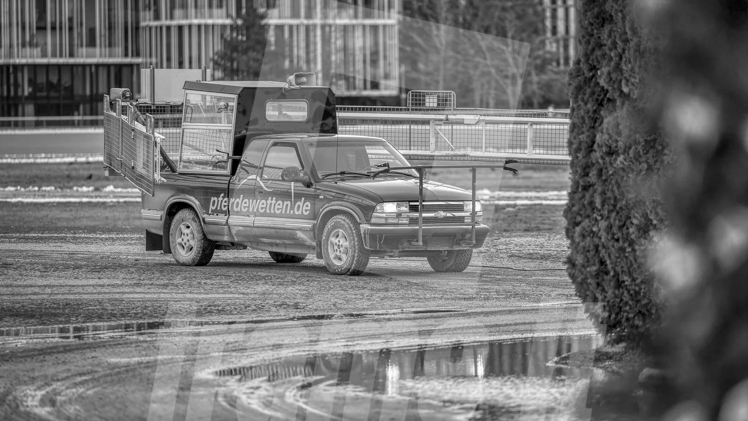 Der Startwagen der Trabrennbahn in Wien Kriau, ein schwarz-weiß Bild.