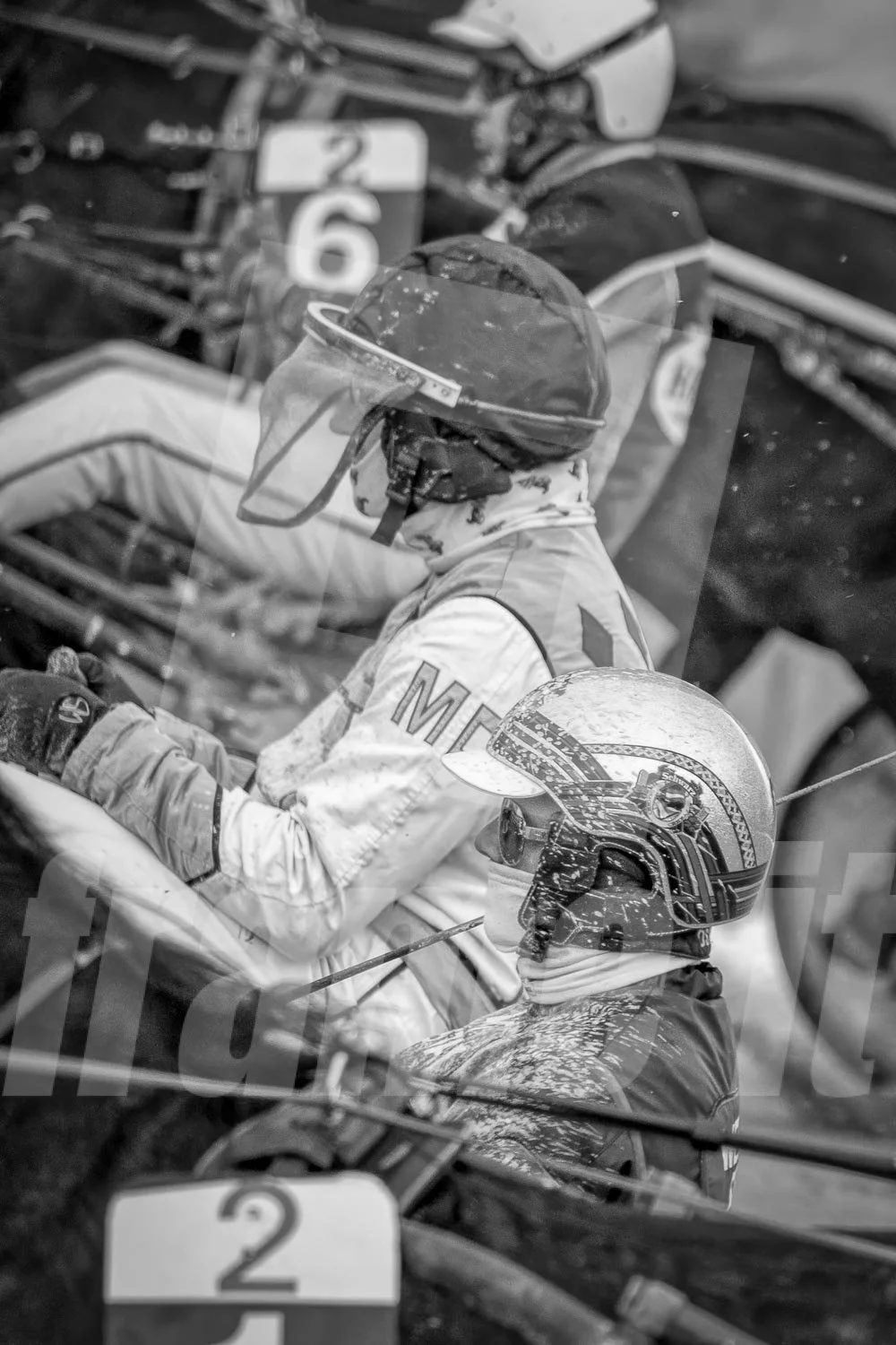 Zwei Trabrennfahrer auf der Rennbahn Wien Krieau.