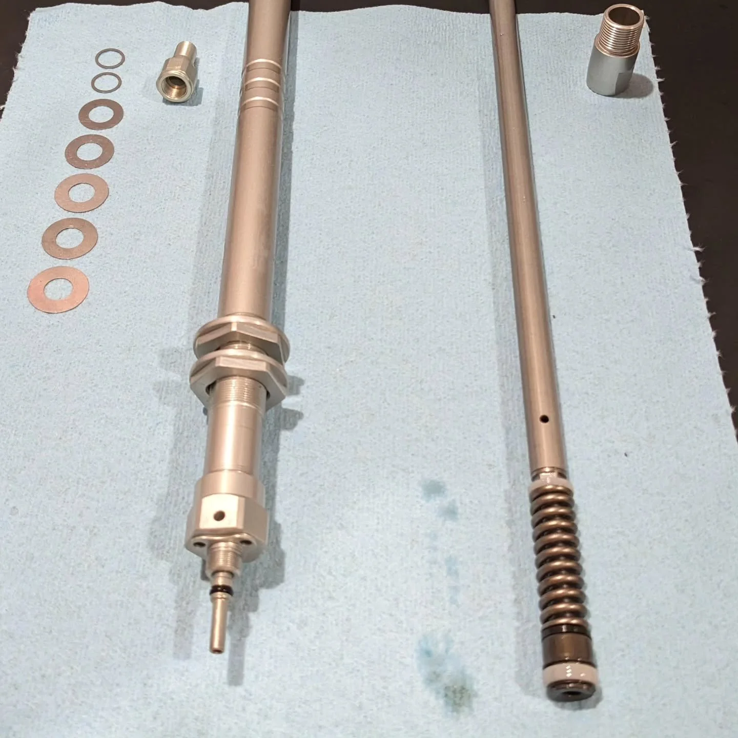 Still wet and snowy here, but getting a @vorsprungsuspension Smashpot V2 ready to play in the rocks of @bootlegcanyon in a few weeks. 

Have not had a coil sprung fork on a DH bike in quite a while. Looking forward to comparing the "new" Bo