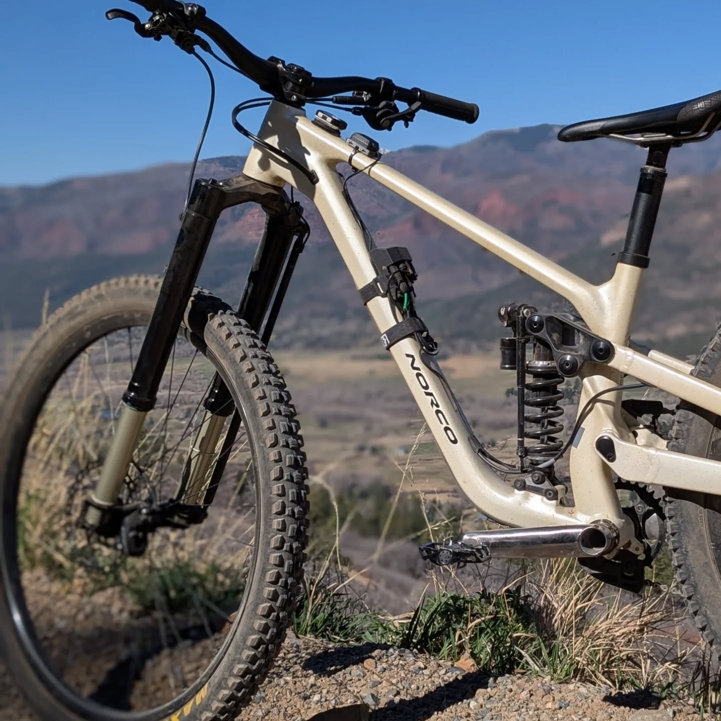 Enjoying the views while working on suspension setup for a Gen 5 Norco Sight. This frame will be the test platform for a coil shock showdown that is in the works.

The @vorsprungsuspension
Telum is the control shock, providing a performance baseline 