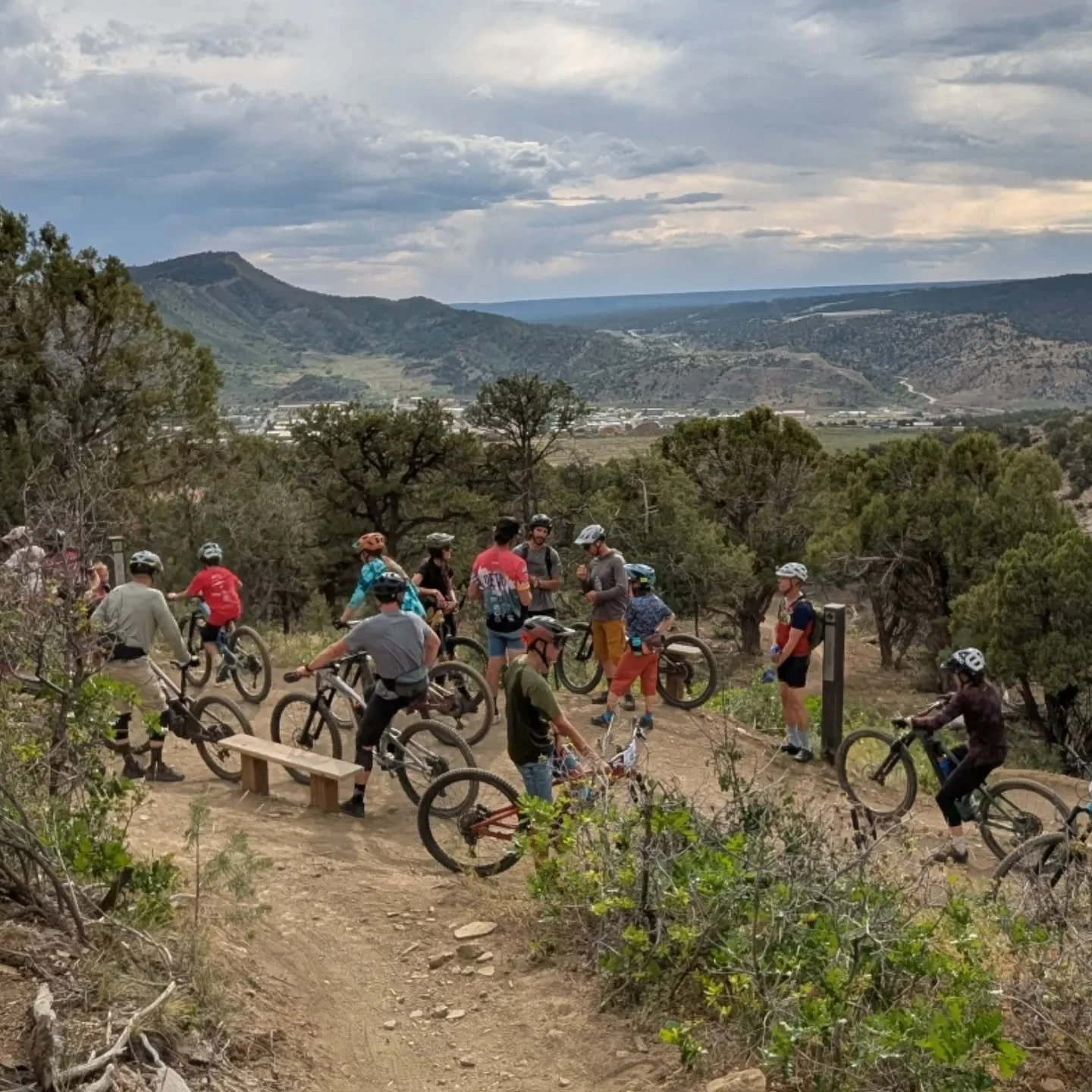 Wednesday racing with @durango.devo on the new Mesa trails. 👍
 
Thanks for the food and drink @pedalthepeaks