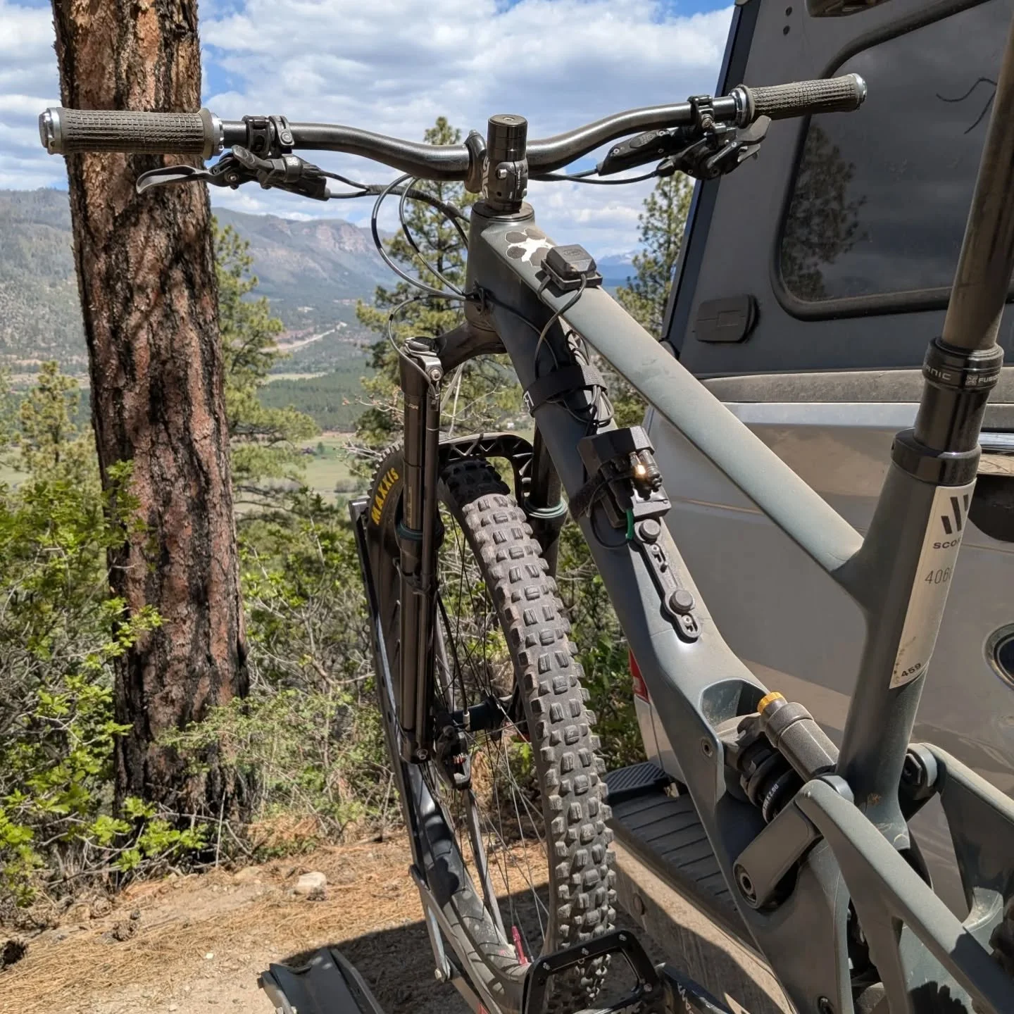 Beautiful day to get some testing done amongst the surge of DH suspension getting serviced for the summer. Local ripper giving her bike a refresh for the season. 

SCOR 4060 bumped up to LT mode (170mm front/rear) with a coil in the rear. Deciding be