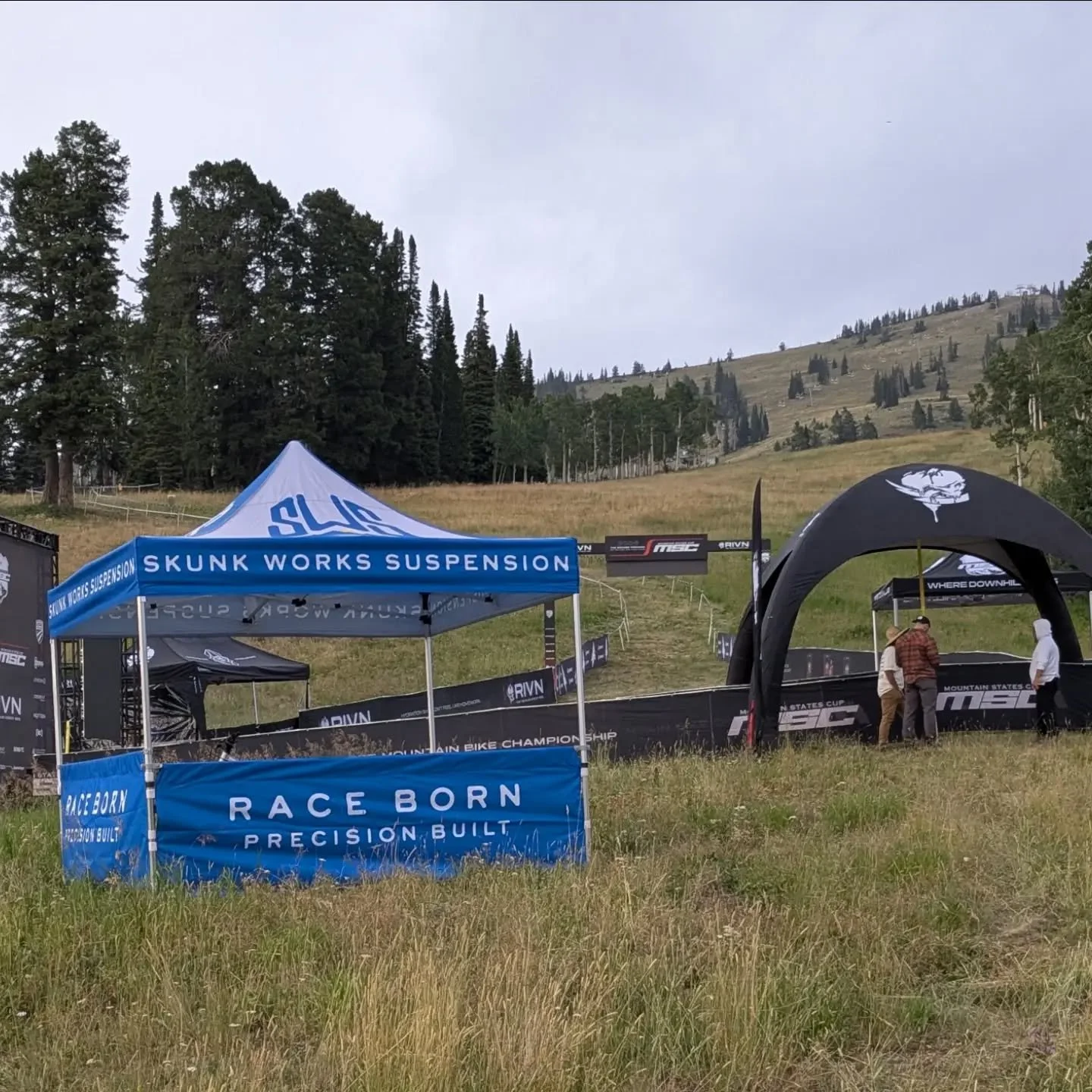 The most scenic finish line ever? 
With some fresh grass turns to add a little extra spice!🤘

@mountainstatescup 
@send_it 
@zirkeloptics

Even had a few rain showers roll through. Looking like a sick weekend for racing DH. 

Track walk tomorrow.