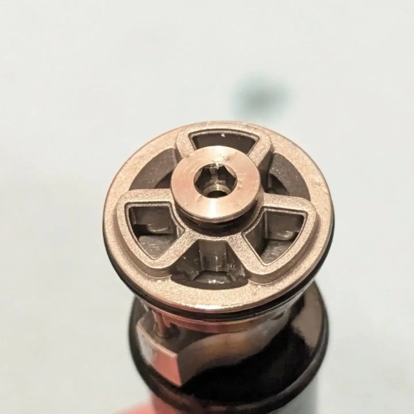 Here we have a Fox GRIP2 VVC compression assembly. 
Can you spot the problem(s)? 🤔

No it didn't come from Fox like this. The customer paid to have it custom tuned for more "compliance".

After initially expressing concern over the compres