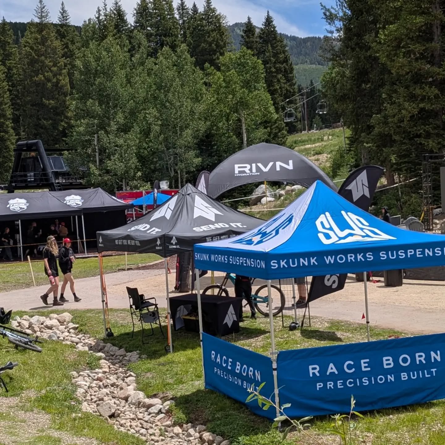 All set for neutral suspension support at round 2 of the @mountainstatescup .

The weather at @solitudemountain has been perfection so far, smoke free and beautiful. 

Stoked for some DH racing! 🤘