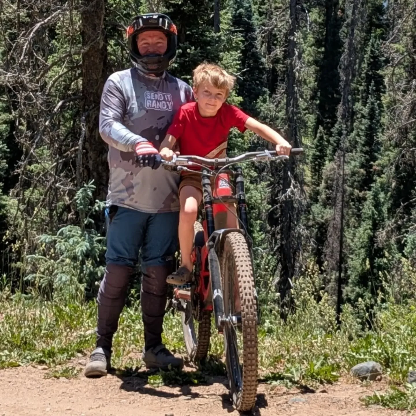Happy Father's Day to all the dads out there!

May the runs be plentiful, the setup dialed, and the crew solid. 👍