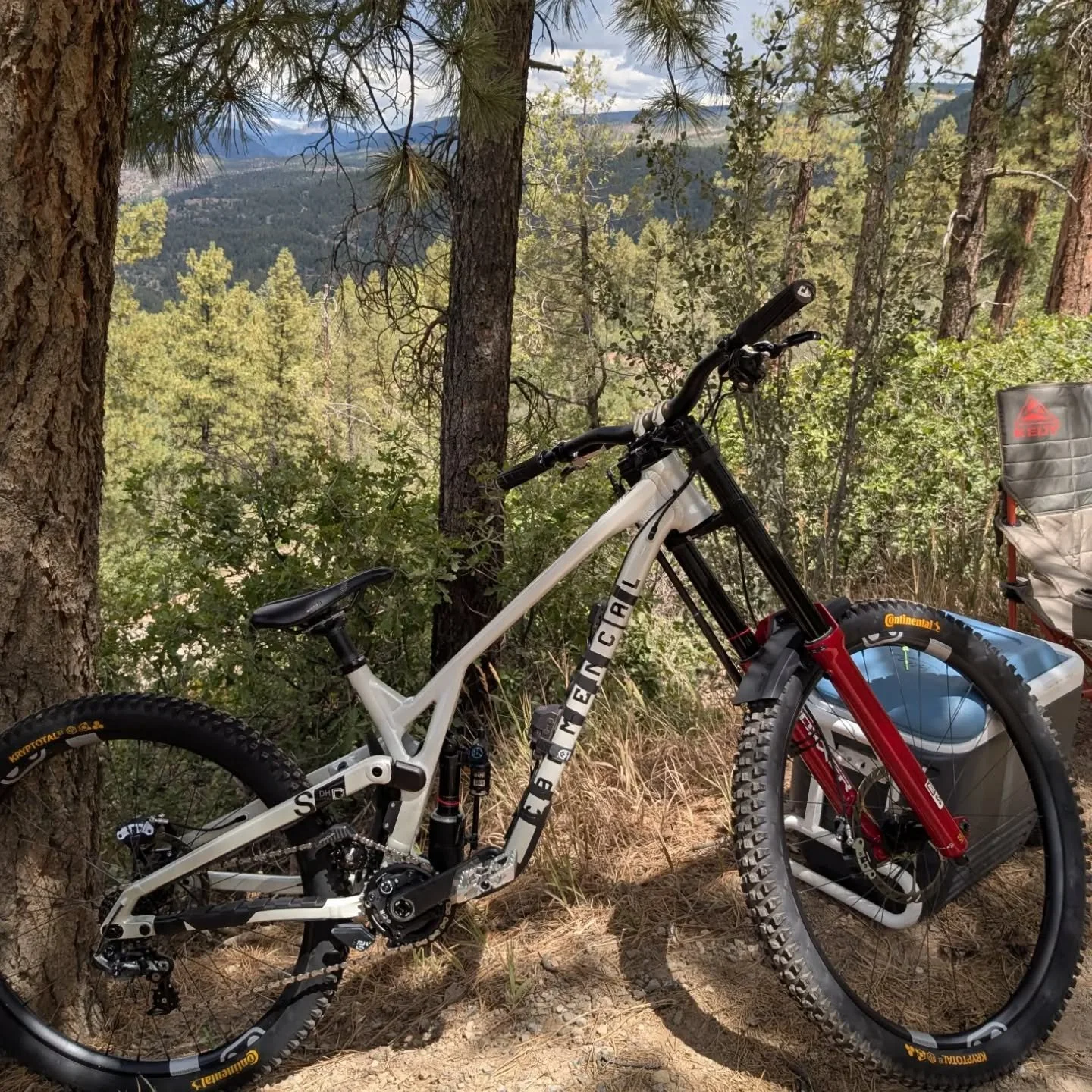 Productive day getting the DH bike ready for @dominic_lochte_bono to rip the @mountainstatescup finale at Purgatory next week.

Even brought some rain back from Grand Targhee, hopefully more to come. 👍