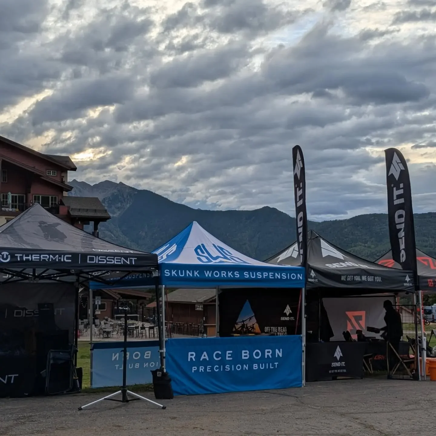 Early start for race day one of two @purg_parks for @mountainstatescup DH series finale.

Cat 2/3 and Cat 1/Pro race days were split to minimize potential weather delays.

Track is looking perfect, aspens are even starting to get some color.🤘