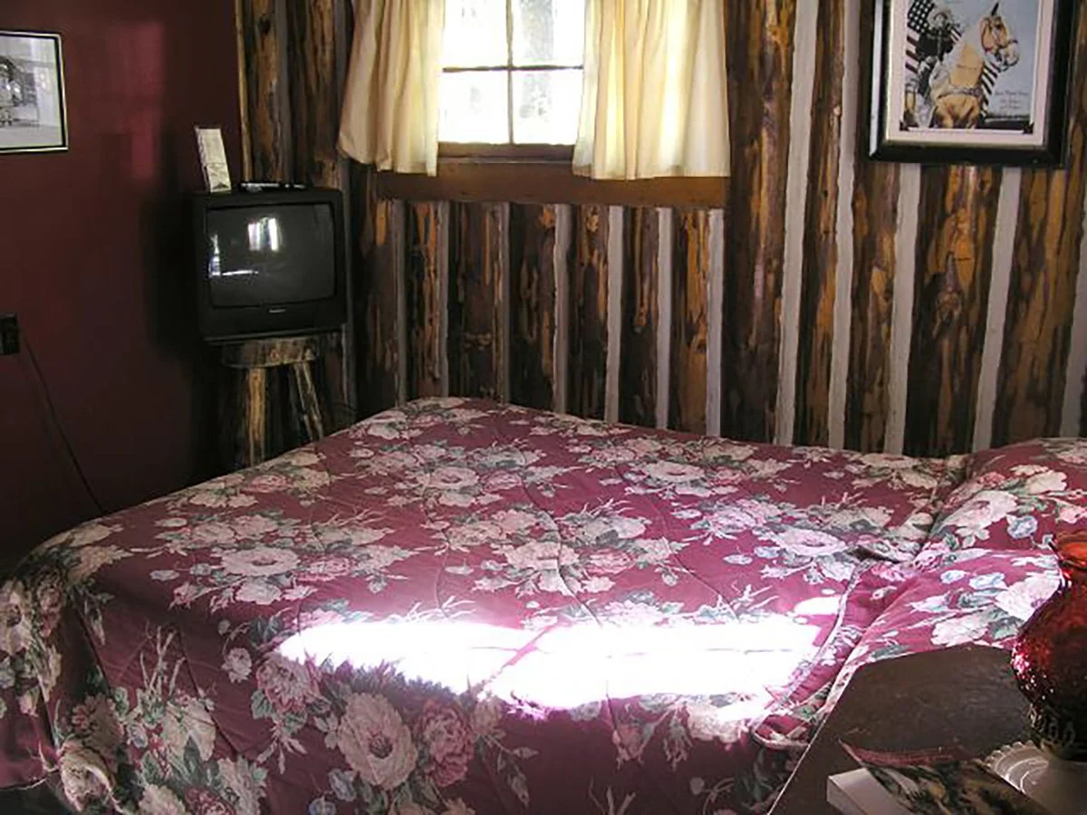 Texan_Resort_Cabin3_Roy_Rodgers_1B_Bed.JPG