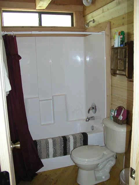 cabin31_bath.JPG