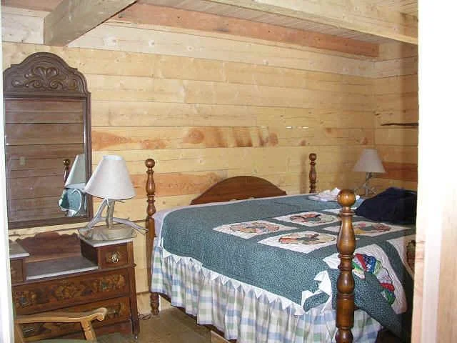 cabin27_bed2.JPG