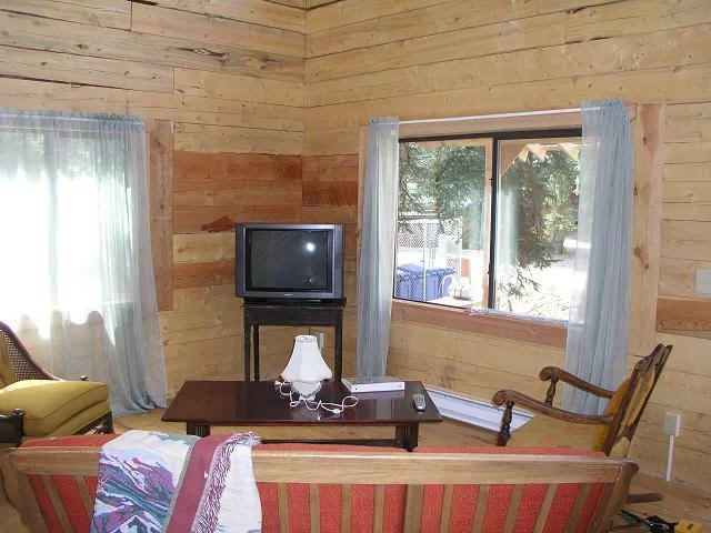 cabin27_den.JPG