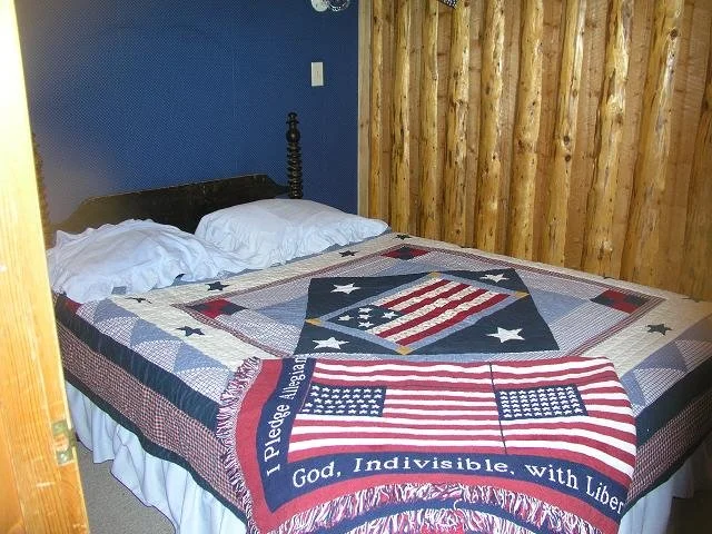 cabin9_bed2.JPG