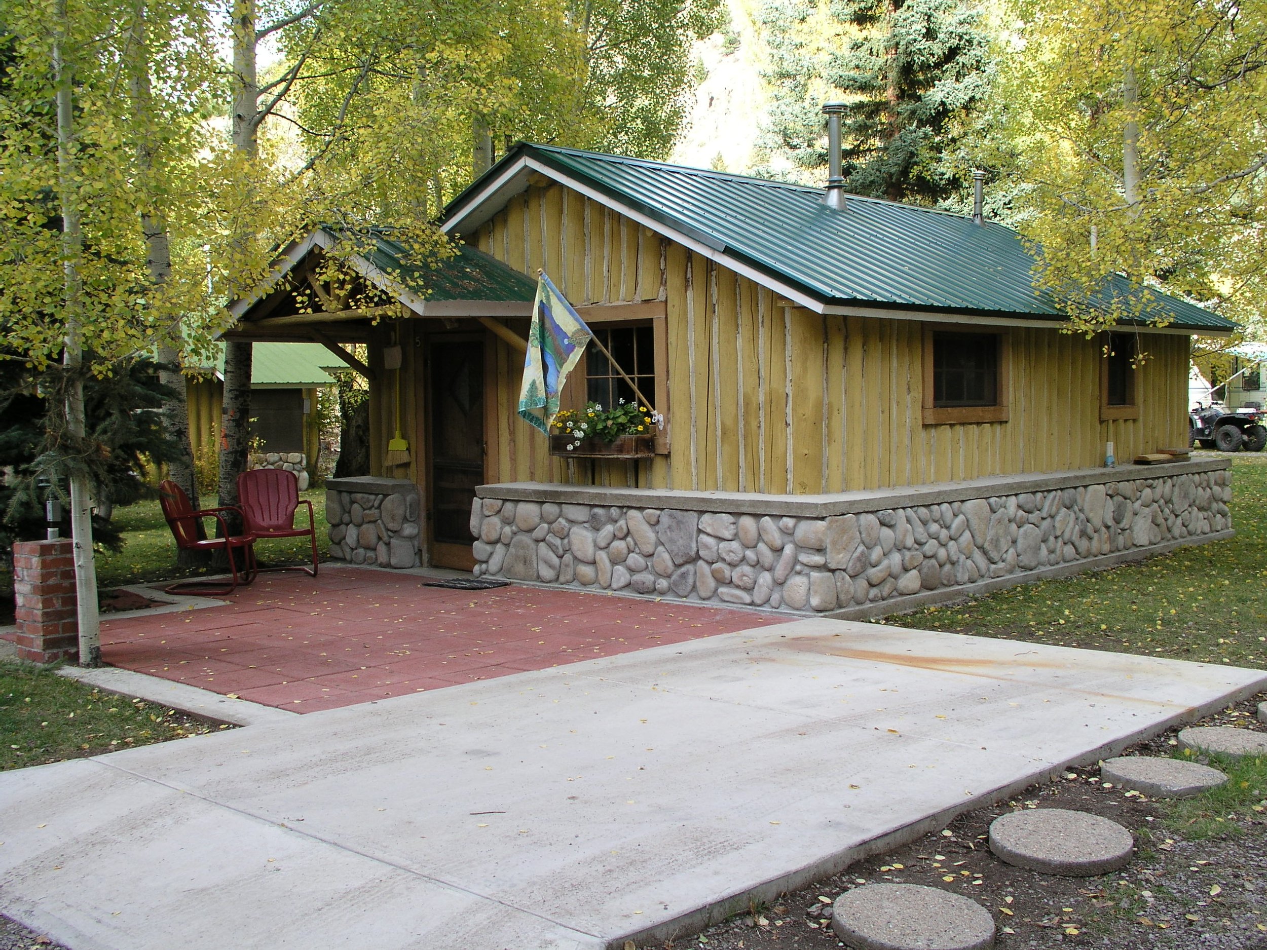 Texan_Resort_Cabin5_Hunter_1B_Outside_Driveway.JPG