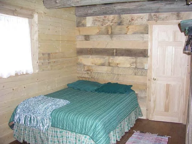 cabin25-bed1.JPG