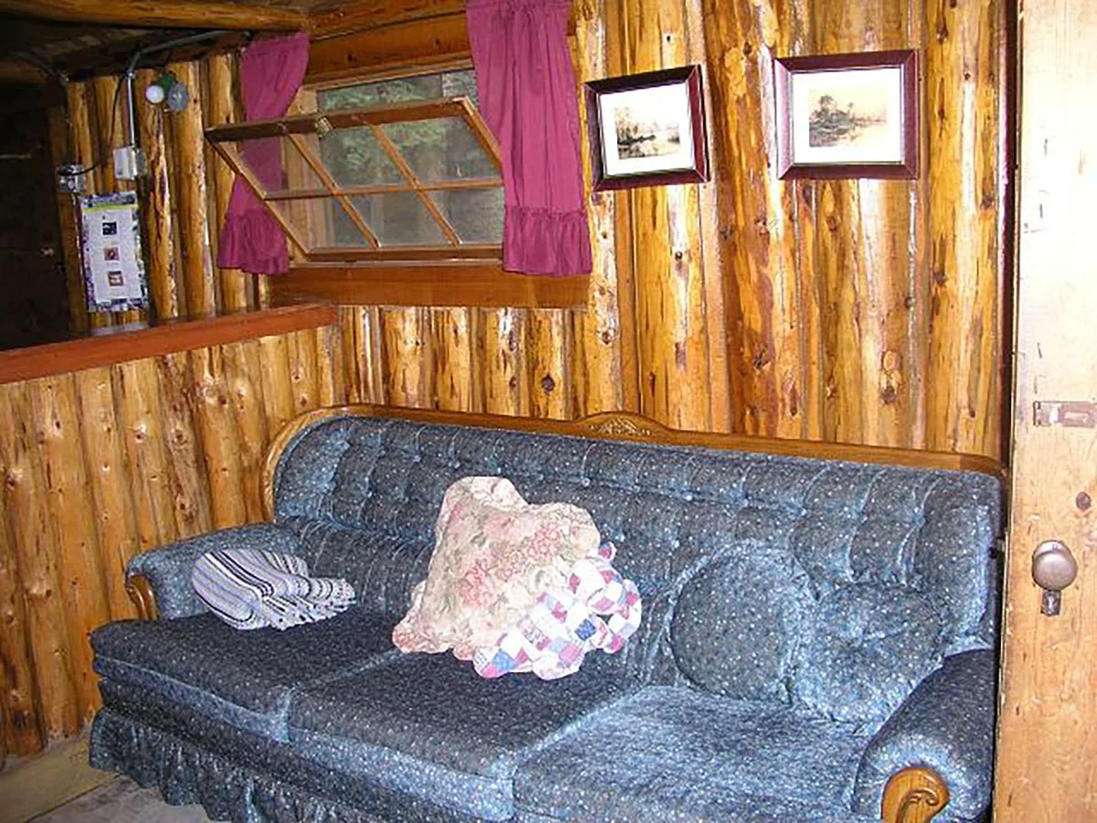 Texan_Resort_Cabin2_Miss_Kitty_1B_interior.JPG