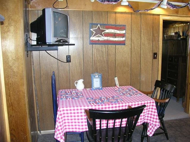 cabin9_din.JPG