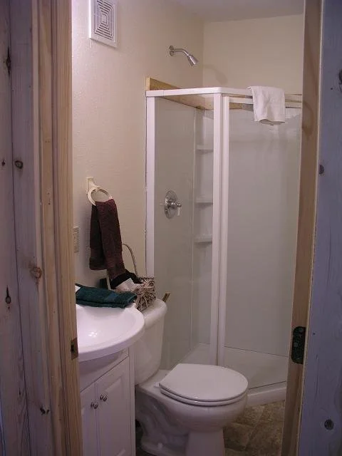 cabin18_bath2.JPG