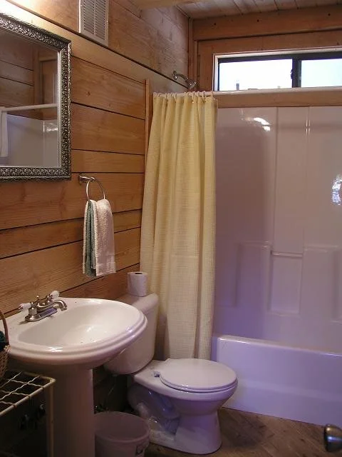 cabin30-bath-down2.JPG
