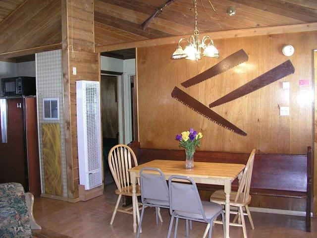 cabin15-dinning.jpg