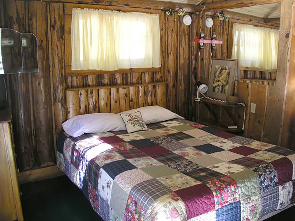 Texan_Resort_Cabin4_Birdwatcher_1B_Bed_Room.JPG