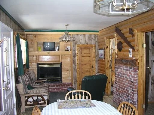 cabin16den.JPG