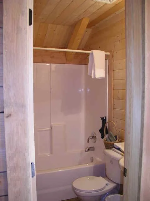cabin35-bath-up.JPG