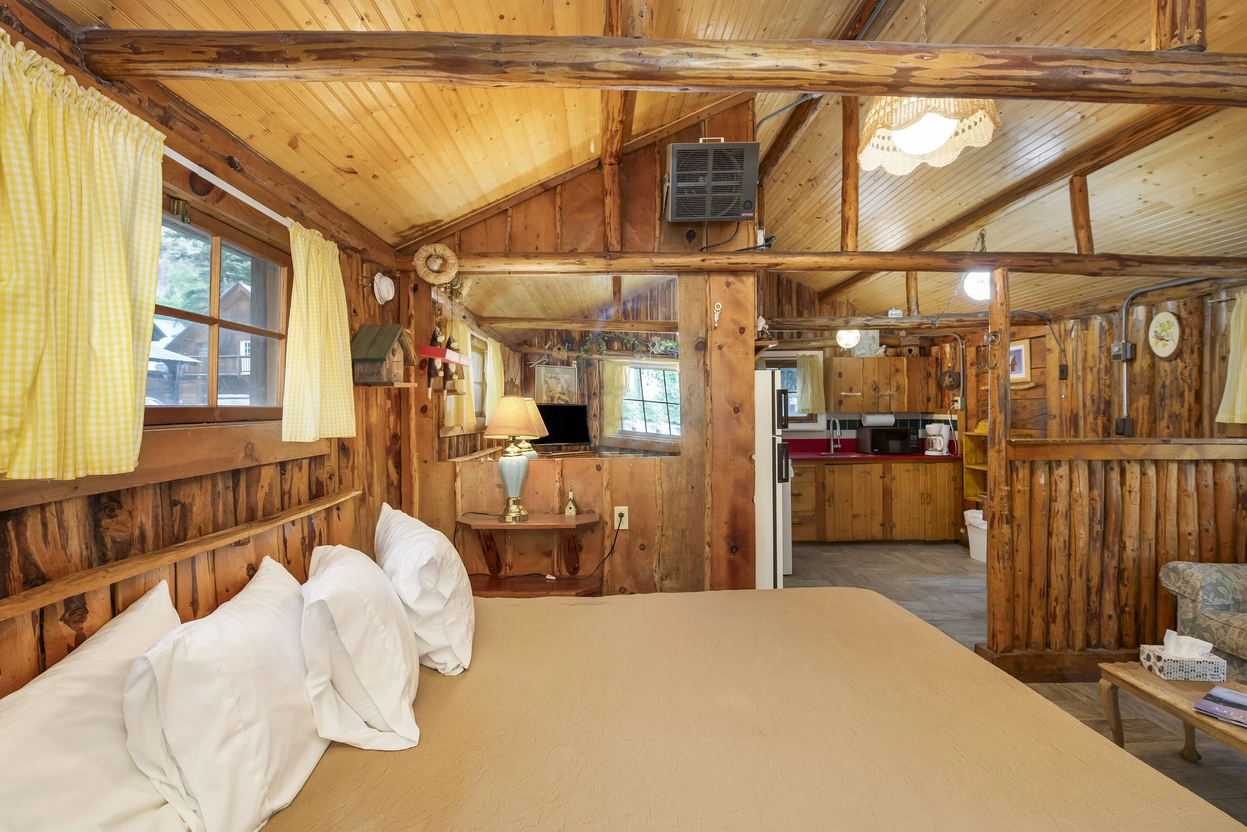 Texan_Resort_Cabin4_Birdwatcher_1B_Bedroom_Area.jpg