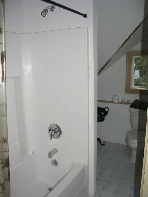 cabin24 - bath3.JPG