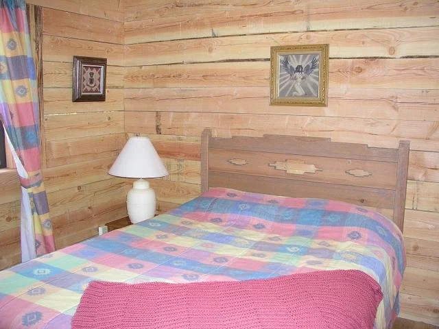 cabin32-BedR.JPG
