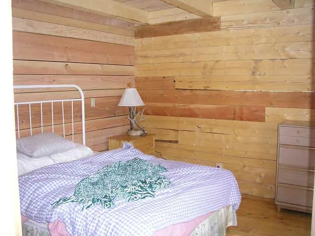 cabin27_bed.JPG